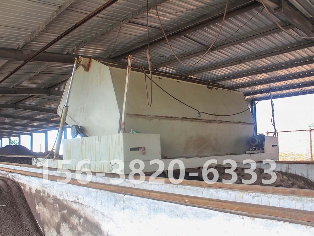 有機肥發(fā)酵翻拋造?，F(xiàn)場